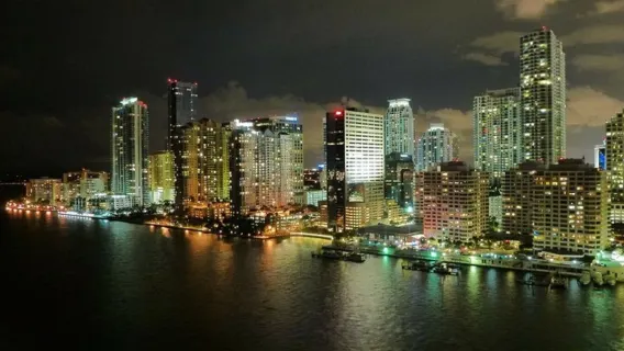 Miami: Biscayne Bay Evening Cruise on Luxury Yacht