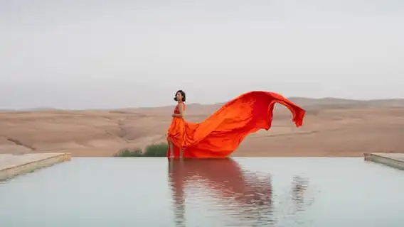 มาร์ราเกช: ถ่ายภาพในชุดเดรสบินได้ที่ทะเลทรายอากาเฟย์