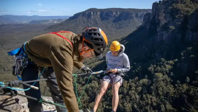 藍山：精彩的半日繩降探險
