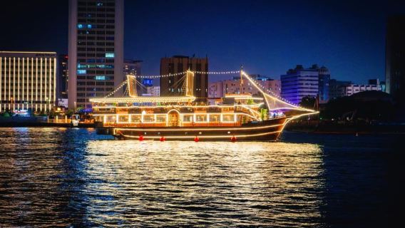 Dubái: Crucero tradicional en mega dhow por la ría con cena buffet