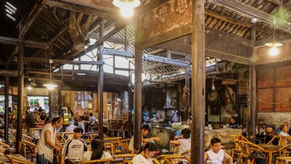 Chengdu century-old teahouse and traditional cuisine