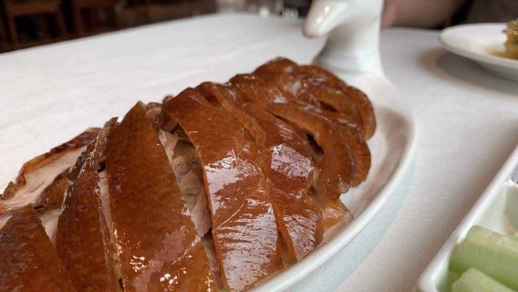 Experiencia del pato laqueado de Pekín: Disfruta del auténtico pato laqueado de Pekín en un restaurante con 600 años de historia. Servicio en chino/inglés.
