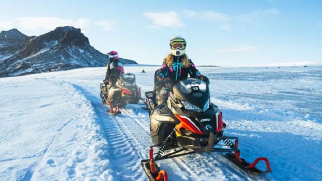 アイスランド ラング氷河スノーモービルバイクライドツアー 装備付き/集合地点選択可/市内送迎