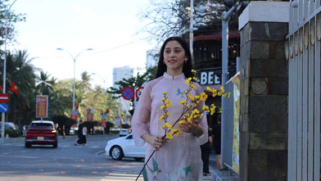 Servizio Fotografico Professionale in Ao Dai a Nha Trang – Esperienza tra Cultura e Mare