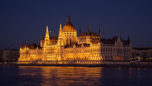 匈牙利布達佩斯-國會大廈遊船-漁人堡-布達城堡｜包車專線