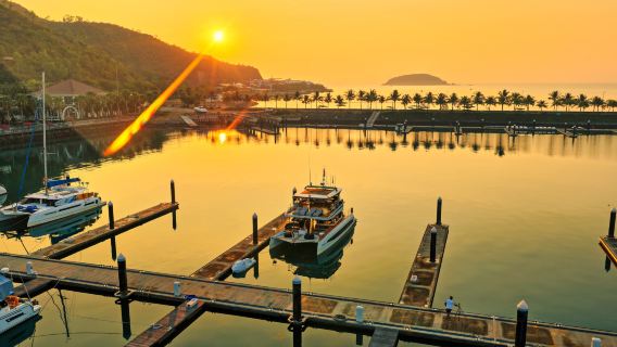 Nha Trang Sunset chilling với Marmoris Yacht – Du thuyền Cao cấp và Hoạt động Biển