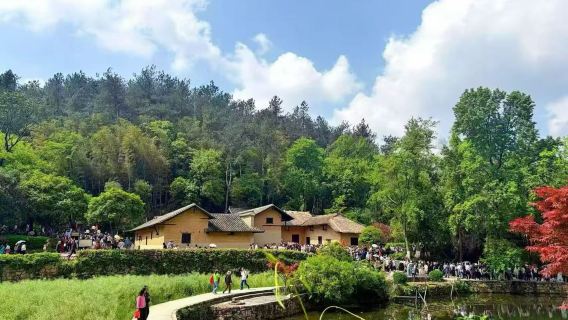 Pendaftaran Pas Lawatan Sehari ke Kawasan Pemandangan Shaoshan + Rumah Lama + Muzium Peringatan + Penerangan Berpandu oleh Pemandu Pelancong di Dataran Patung Gangsa