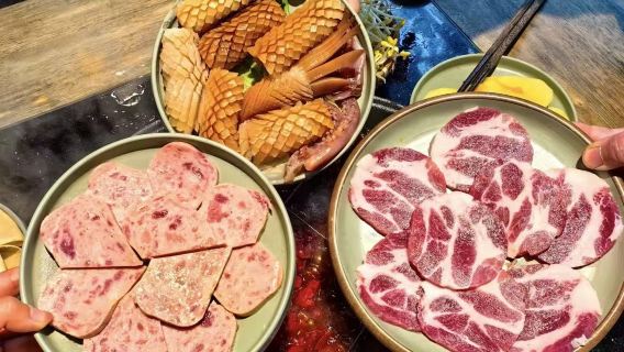 Chongqing Dokuz Kase Hotpot Nanbin Ana Şube | Nehir manzaralı müzikli hotpot | Hotpot yerken dağ şehrinin gece manzarasını izleyin | Çoklu menü seçenekleri