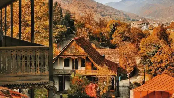 エレバンのディリジャン国立公園を探索：スイスの風景、パルツ湖の透き通った美しさ、そして歴史あるワイン