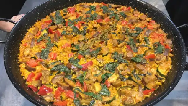 Vegetable paella cooking class and Ruzafa market visit