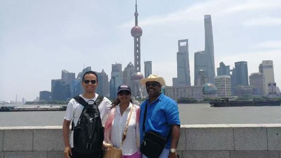 Shanghai Bund, halbtägiger Tagesausflug mit Bootsfahrt auf dem Huangpu-Fluss und englischsprachiger Führung durch einen Reiseleiter
