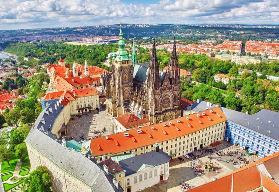 Несколько красивых бывших резиденций монархов дворец, Замок, замок, династии, Дворец, который, короля, построен, полностью, Луары, стиле, находится, строительства, дворца, король, всего, Пелеш, время, резиденция, замков