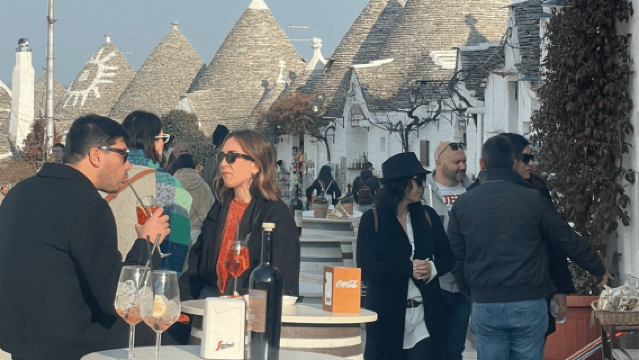Alberobello: Tour a piedi con degustazione e aperitivo