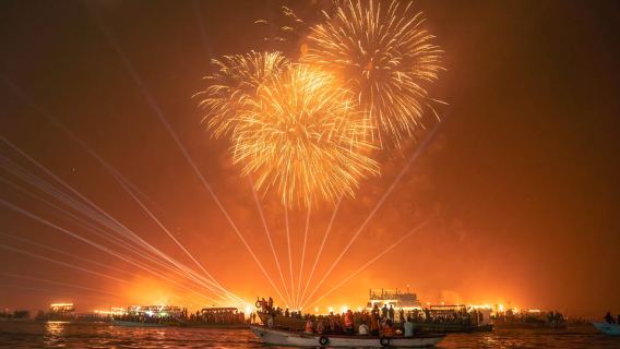 Варанаси: прогулка на лодке в честь Дэва Дивали с едой и гидом