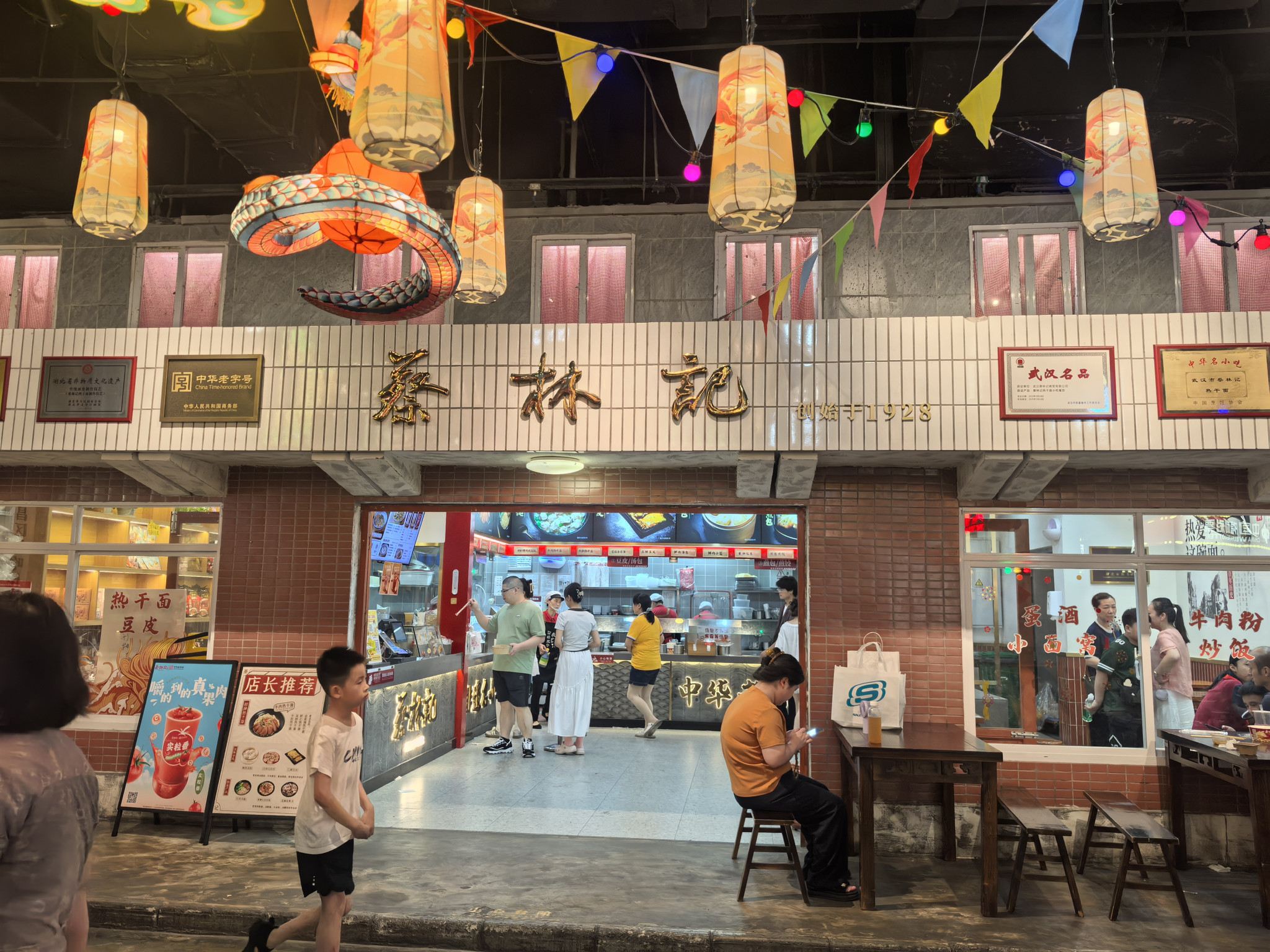 Tour một ngày Vũ Hán: Hành trình ẩm thực với món ăn vặt địa phương + Mua sắm thả ga|Ngõ Lịch Sử