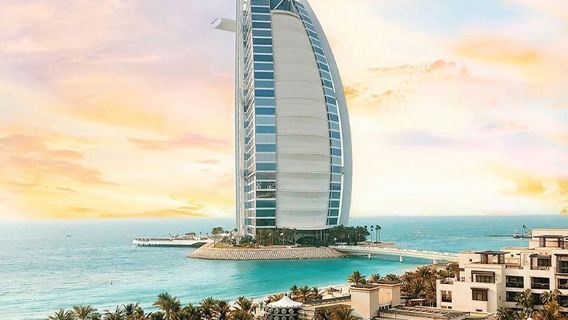 Esperienza all'interno della suite presidenziale del Burj Al Arab, l'iconico hotel a 7 stelle di Dubai, con tour interno. Opzioni disponibili per pacchetto con bibite analcoliche/tè pomeridiano/bevande premium/caffè con foglia d'oro.