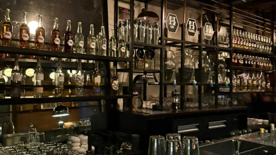 Reserva de mesa no restaurante popular Himkok em Oslo, Noruega