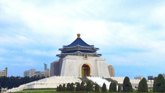 Taipeh: Vormittags-Stadtrundfahrt + Eintritt ins Nationale Palastmuseum
