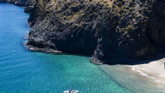 2-11 people small group, Fleurieu Peninsula day tour, explore the beauty of cave beaches and the Instagram-famous d'Arenberg Cube winery