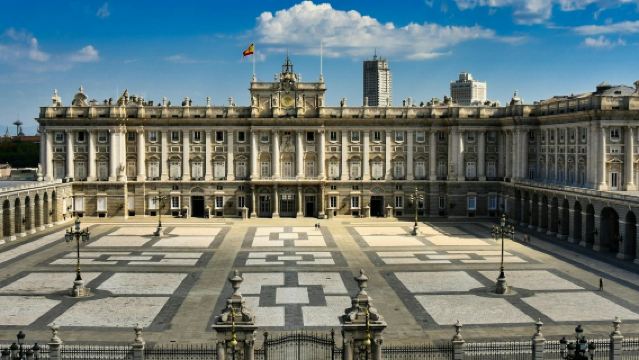 Королевский дворец в Мадриде: экскурсия в небольшой группе с гидом.