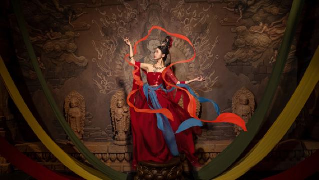 เซี่ยงไฮ้: ประสบการณ์งานเลี้ยงวังหลวงสมัยราชวงศ์ถังแบบสมจริง - ภัตตาคารธีมตุนหวง - การแสดงละครเวที+อาหารพิเศษ - การเต้นรำและดนตรีชาติพันธุ์จีนโบราณ - สามารถเลือกทดลองสวมชุดฮั่นฝูได้