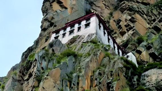 Lawatan Sehari ke Kuil Liong Lim + Empangan Pangduo + Hutan Misteri [Tidak Termasuk Tiket Masuk]