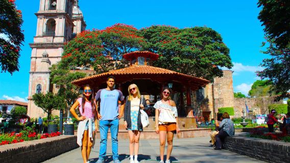 Valle de Bravo: Tour guiado de medio día por la ciudad en furgoneta