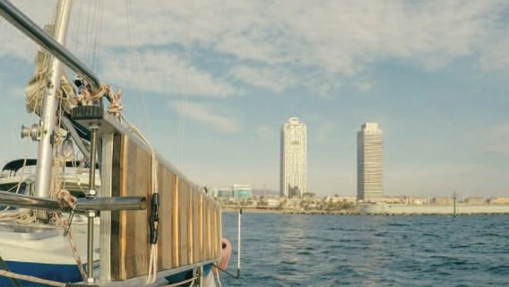 Barcelona: Private 2-Hr Sunset Sailing Trip with Drinks & Snacks