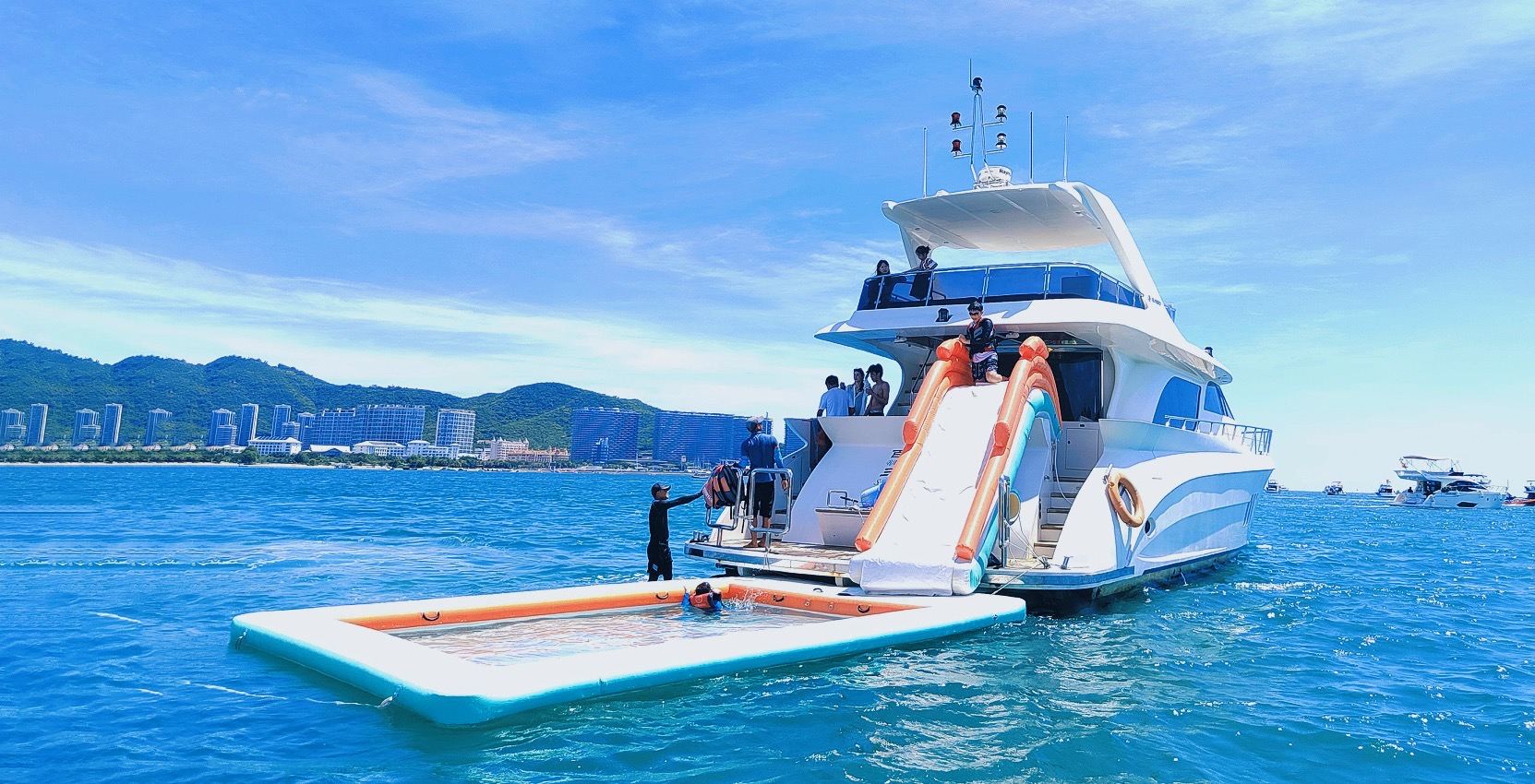 三亞遊艇包船出海【親子出遊】大型Sunbird滑滑梯+自駕體驗+浮潛海釣+水果飲料+海上玩具~超大空間家庭聚會