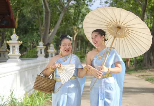 Experience five different styles of authentic Thai costumes in one session