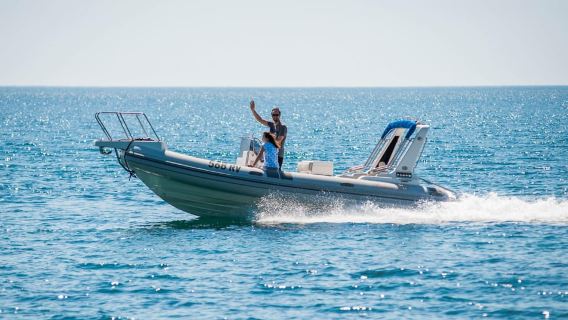 Rovinj : excursion en hors-bord vers l'île Rouge et la grotte des pirates