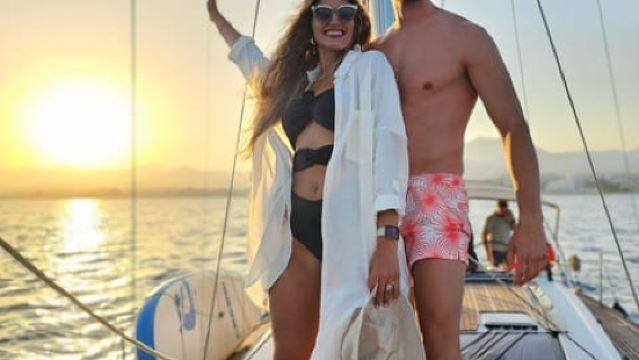 Marbella: Segeltörn bei Sonnenuntergang mit Getränken und Snacks