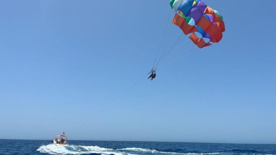 Lanzarote: Parasailing-Abenteuer in Puerto del Carmen