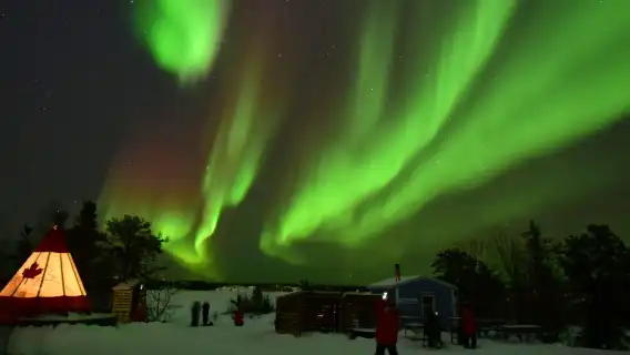 ทัวร์หลายวันล่าชมแสงออโรร่าในเมืองเยลโลว์ไนฟ์ ประเทศแคนาดา