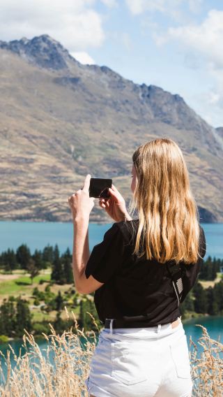 Queenstown sightseeing tour | Arrowtown · Ayrburn · winery tasting · gold panning experience