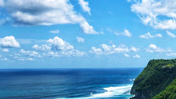 Perjalanan satu hari dengan sopir berbahasa Inggris di selatan Bali [Pura Luhur Uluwatu + Jalan Tebing + Sunset Jimbaran] dengan sewa kendaraan pribadi