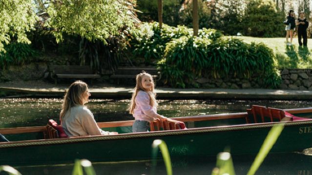 Experiencia en grupos pequeños de paseo en bote por el río Avon en Christchurch, Isla Sur de Nueva Zelanda [múltiples franjas horarias disponibles]