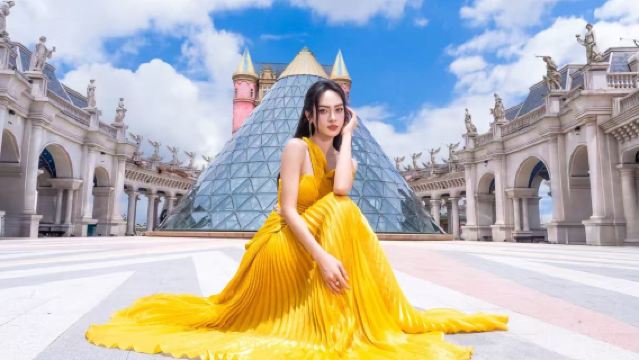 Da Nang Ba Na Hills + Cable Car + Golden Bridge + French Castle + Hotel Transfer + Optional Small Group 1-Day Tour