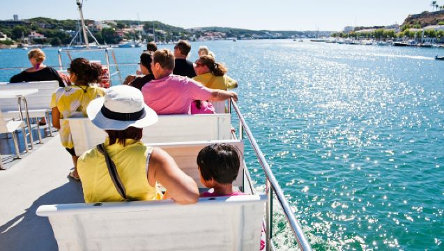 Pelayaran Pelabuhan Maó dengan Pemandangan Bawah Air