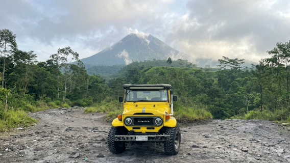 Perjalanan Sunrise Tur Lava Merapi dengan Jeep Hardtop oleh Arowisata