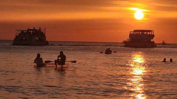 Boracay: Chuyến Du Thuyền Trimaran Dùng Chung Với DJ Trực Tiếp Trên Tàu