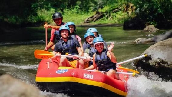 2 uur durende kajakken avontuur in Ubud (door verborgen jungle + Ayung rivier rafting + rivierverkenning)