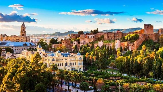 Málaga: Cathedral, Alcazaba, Roman Theater Walking Tour