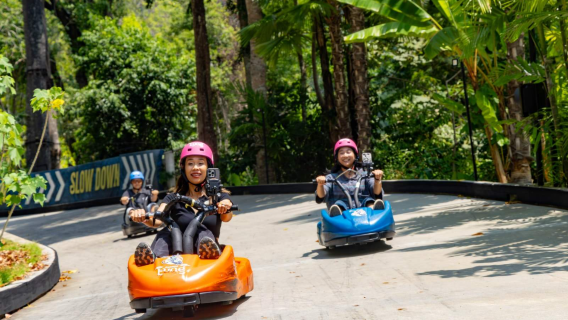 Experiencia de tobogán en pendiente en Hanuman World, Phuket