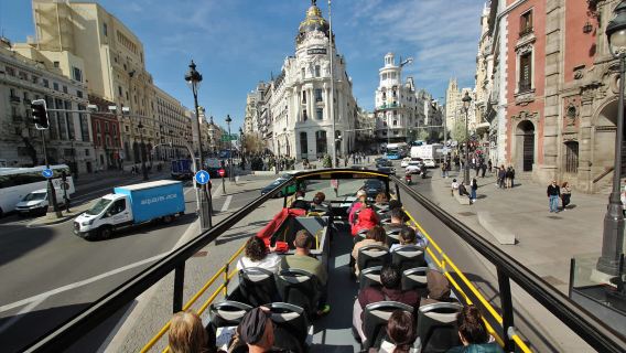 حافلة بانورامية لمدينة مدريد | الصعود والنزول حسب الرغبة لمدة 24 ساعة | 3 خطوط اختيارية | جولة إرشادية سيراً على الأقدام مجانية + مشروب مجاني