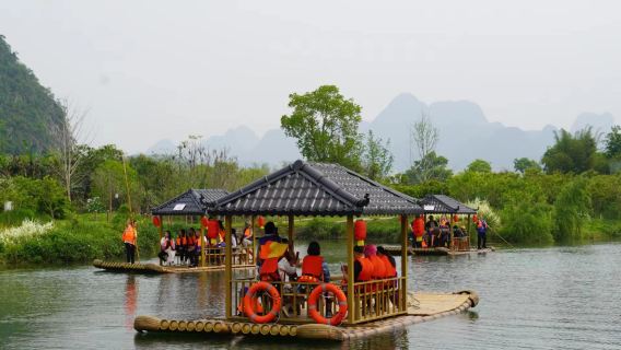 廣西桂林陽朔三千漓竹筏體驗/竹筏漂流【人工竹筏全程2公里+圍爐冰茶/親子出行/週末團建/含小火車票/遊船】