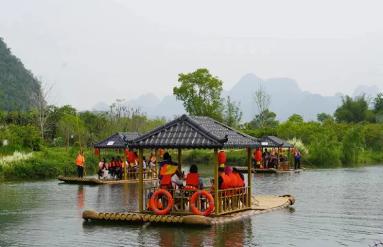 廣西桂林陽朔三千漓竹筏體驗/竹筏漂流【人工竹筏全程2公里+圍爐冰茶/親子出行/週末團建/含小火車票/遊船】