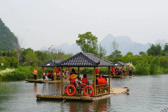 廣西桂林陽朔三千漓竹筏體驗/竹筏漂流【人工竹筏全程2公里+圍爐冰茶/親子出行/週末團建/含小火車票/遊船】