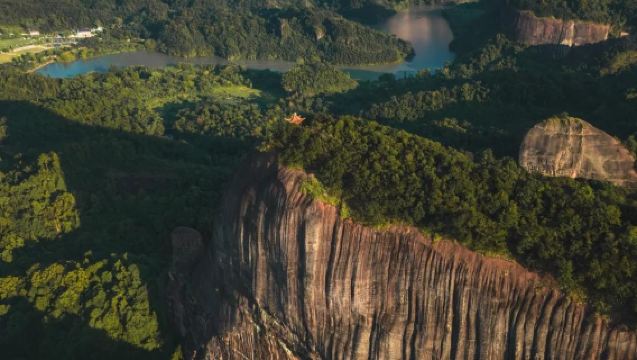 Lawatan sehari sewaan peribadi dari Shaoguan ke Gunung Danxia + Kuil Nanhua dengan pengangkutan dari pintu ke pintu
