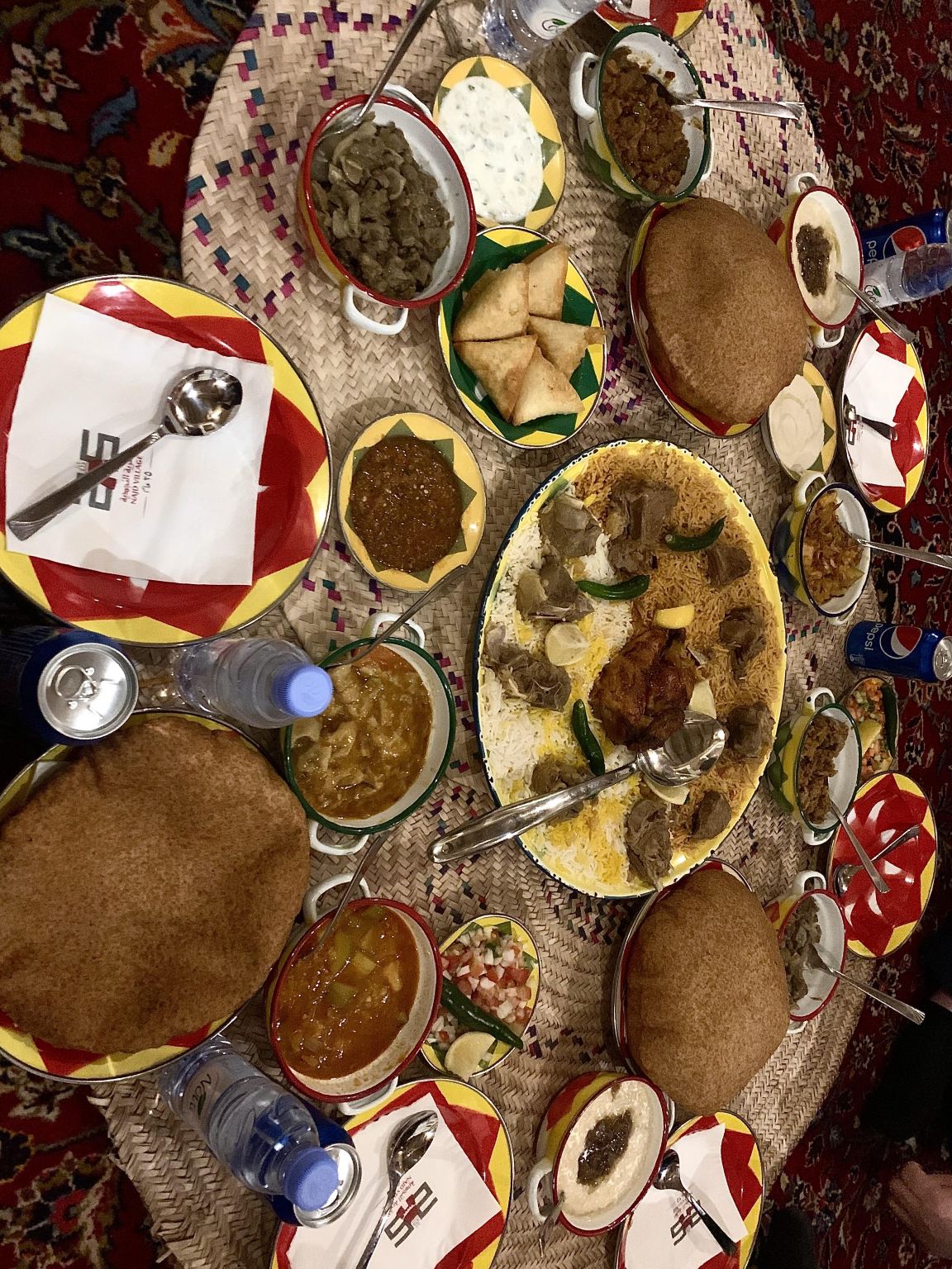 Servicio de reservas en el restaurante popular Najd Village en Riad, Arabia Saudita